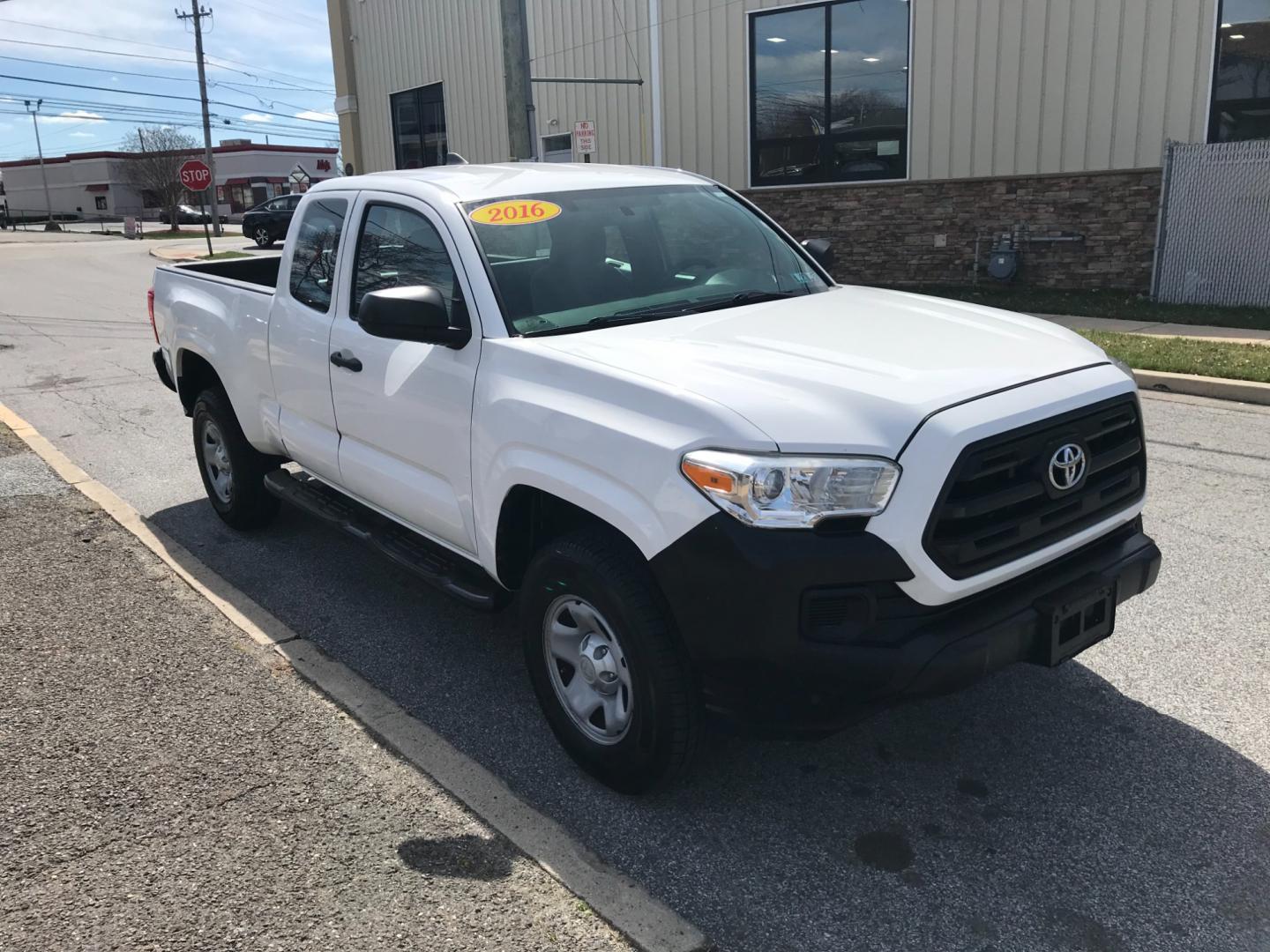 2016 White /Gray Toyota Tacoma SR5 (5TFRX5GN1GX) with an 2.7 V4 engine, Automatic transmission, located at 577 Chester Pike, Prospect Park, PA, 19076, (610) 237-1015, 39.886154, -75.302338 - Photo#3